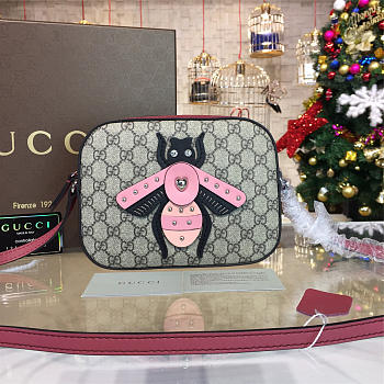 Gucci gg supreme bee shoulder bag 2220 22cm