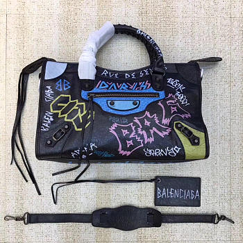 BALENCIAGA GRAFFITI CLASSIC CITY 5602 38cm