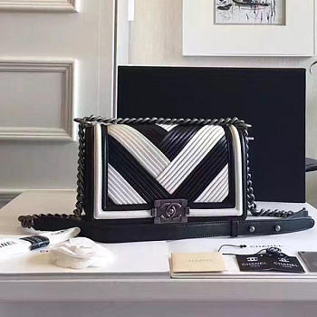 Chanel Medium Chevron Lambskin Quilted Boy Bag White and Black A13044 25cm 