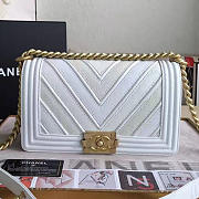 Chanel Chevron Quilted Medium Boy Bag White A67086 25cm - 1