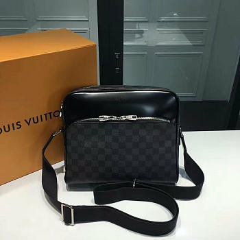 Louis Vuitton DAYTON REPORTER MM