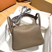 Hermès Mini Lindy Clemence Leather Ck18 Elephant Gray Gold Buckle 19cm - 2