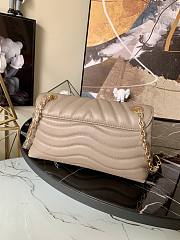 Louis Vuitton New Wave Tan M58550 24x14x9cm - 5