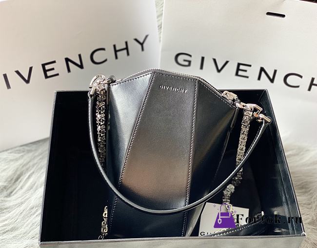 Givenchy Antigona Lock G-shaped Lambskin Black 20cm - 1
