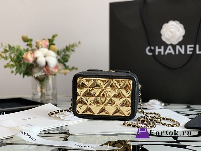 Chanel Small Gold Vanity Case in Lambskin Black 15x11x6.5 cm - 1