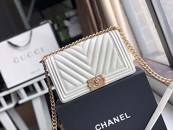 Chanel Medium Old Metallic Chevron Quilted Boy Flap Bag Grained Leather White A67086 25×15×7.5cm