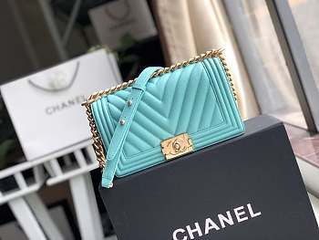 Chanel Medium Old Metallic Chevron Quilted Boy Flap Bag Grained Leather Pastel Blue A67086 25×15×7.5cm