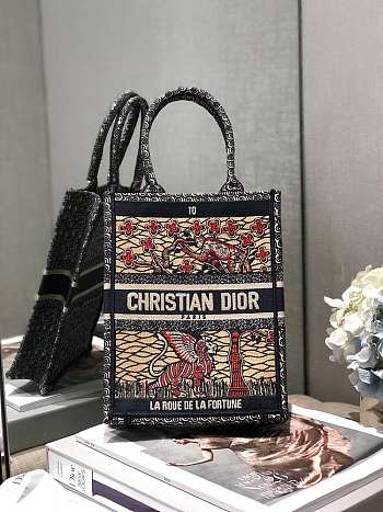 Dior Vertical Book Tote Embroidery 04 20x26x10cm