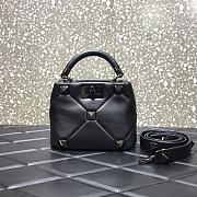 Valentino Small Roman Stud The Handle Bag In Nappa All Black B0I97BSF 20×9×15cm - 1