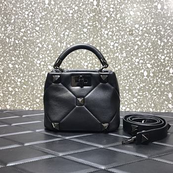 Valentino Small Roman Stud The Handle Bag In Nappa All Black B0I97BSF 20×9×15cm