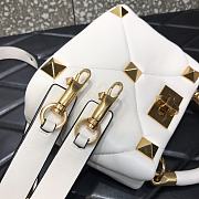 Valentino Small Roman Stud The Handle Bag In Nappa White B0I97BSF 20×9×15cm - 3
