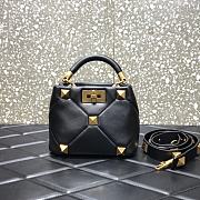 Valentino Small Roman Stud The Handle Bag In Nappa Black B0I97BSF 20×9×15cm - 1