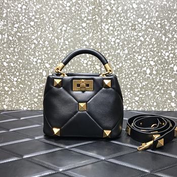 Valentino Small Roman Stud The Handle Bag In Nappa Black B0I97BSF 20×9×15cm