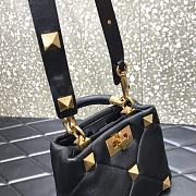 Valentino Small Roman Stud The Handle Bag In Nappa Black B0I97BSF 20×9×15cm - 3