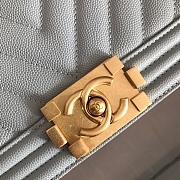 Chanel Medium Boy Bag Chevron Gold-tone Metal Grained Leather Cornflower A67086 25cm - 3