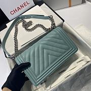 Chanel Medium Boy Bag Chevron Black-tone Metal Grained Leather Blue A67086 25cm - 4