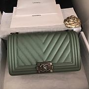 Chanel Medium Boy Bag Chevron Black-tone Metal Grained Leather Green A67086 25cm - 1
