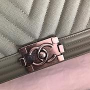 Chanel Medium Boy Bag Chevron Black-tone Metal Grained Leather Green A67086 25cm - 5