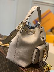 Louis Vuitton Lockme Bucket Bag Greige M57688 20x22x13cm - 6