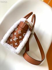 Louis Vuitton On My Side PM Caramel M58918 25x20x12cm - 2