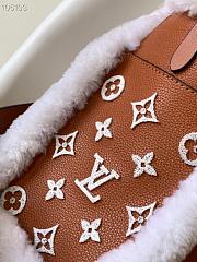 Louis Vuitton On My Side PM Caramel M58918 25x20x12cm - 6