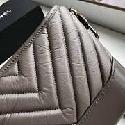 Chanel Small Gabrielle Chevron Hobo Bag Aged Calfskin Gray A91810 20x15x8cm - 3