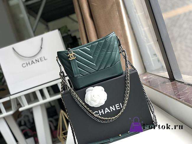 Chanel Small Gabrielle Chevron Hobo Bag Aged Calfskin Green A91810 20x15x8cm - 1