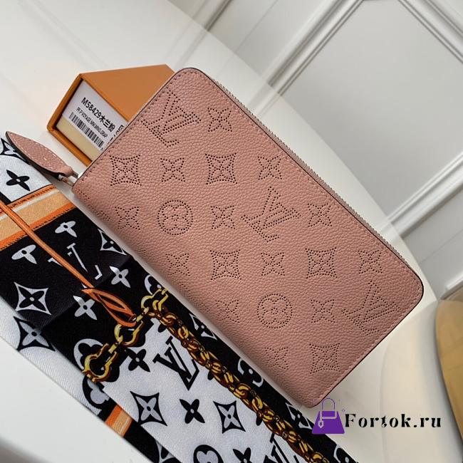 Louis Vuitton Zippy Wallet Mahina Leather Light Beige M61867 19cm  - 1