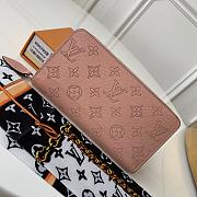 Louis Vuitton Zippy Wallet Mahina Leather Light Beige M61867 19cm  - 1