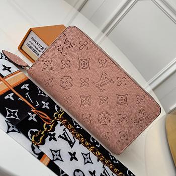 Louis Vuitton Zippy Wallet Mahina Leather Light Beige M61867 19cm 