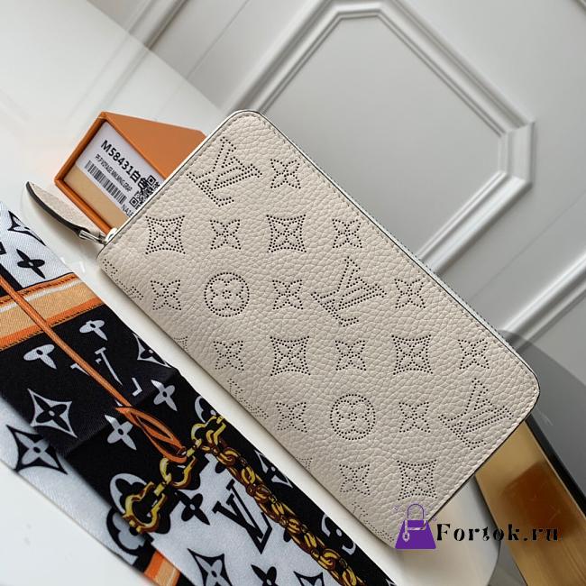 Louis Vuitton Zippy Wallet Mahina Leather White M80555 19cm  - 1