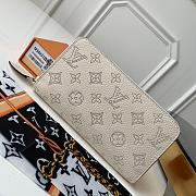 Louis Vuitton Zippy Wallet Mahina Leather White M80555 19cm  - 1