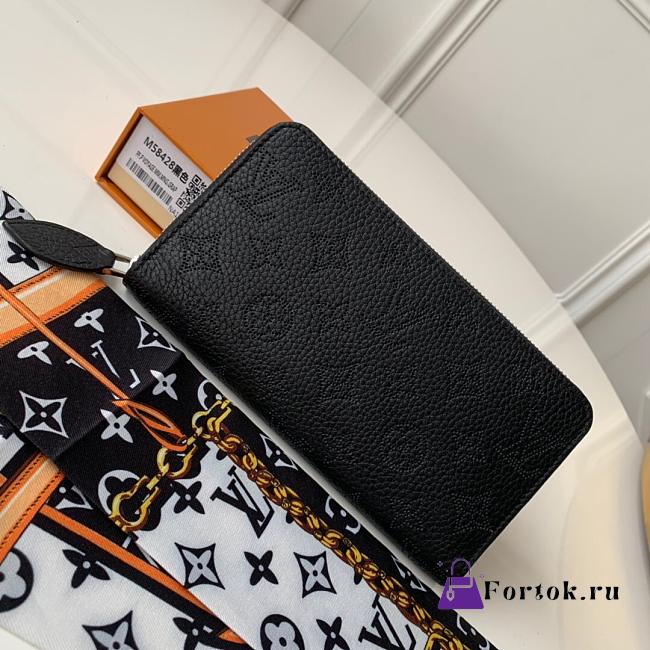 Louis Vuitton Zippy Wallet Mahina Leather Black M61867 19cm  - 1
