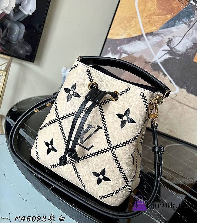 Louis Vuitton Neonoe BB Monogram Cream/Black M46023 26x26x17.5cm - 1