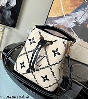 Louis Vuitton Neonoe BB Monogram Cream/Black M46023 26x26x17.5cm - 1