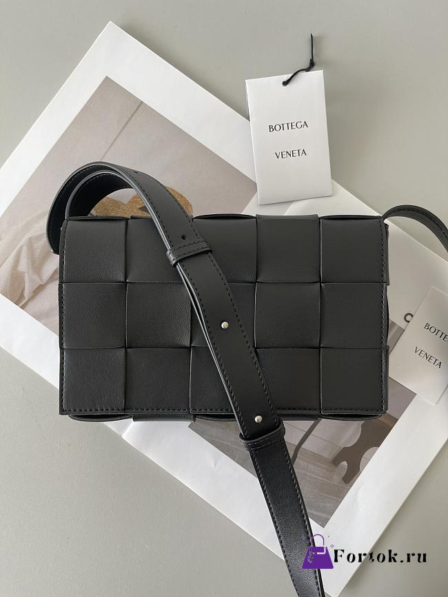 Bottega Veneta Cassette Black 578004 23x15x6cm - 1
