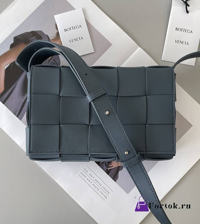 Bottega Veneta Cassette Navy 578004 23x15x6cm - 1