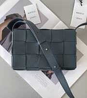 Bottega Veneta Cassette Navy 578004 23x15x6cm - 1