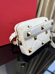 Valentino Garavani Roman Stud Shoulder Bag White WY0B0 23x15x7cm - 2