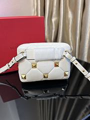 Valentino Garavani Roman Stud Shoulder Bag White WY0B0 23x15x7cm - 4