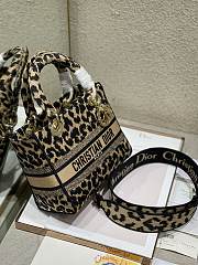 DIOR MEDIUM LADY D-LITE BAG Beige Multicolor Mizza Embroidery Leopard M0565OR - 3