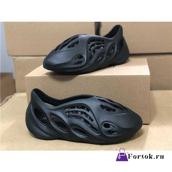 Yeezy Foam RNNR Black  - 1