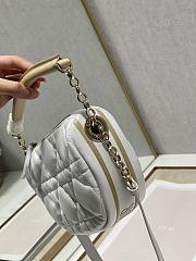 Dior Small Vibe Hobo Bag Lambskin White/Gold M7200 20×15×7cm - 3