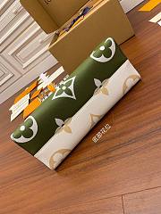 Louis Vuitton Onthego MM Monogram Khaki Green/White 34x26x13cm - 2
