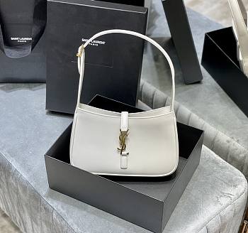 Ysl Le 5 À 7 Hobo Bag In Smooth Leather White 6572282 25x14x6cm