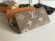 Louis Vuitton Zippy Wallet Bicolor Monogram Beige/Creme M69794 19x10cm - 1