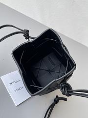 Bottega Veneta Cassette Black 680217 14x9x9cm - 4