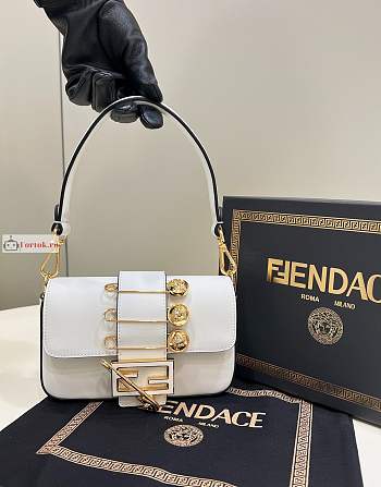 Fendi Mini Brooch Baguette Fendace In Leather White 8BS066A 20x13x5cm