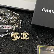 Chanel CC Logo With Pearl In Gold-tone Earrings - 4