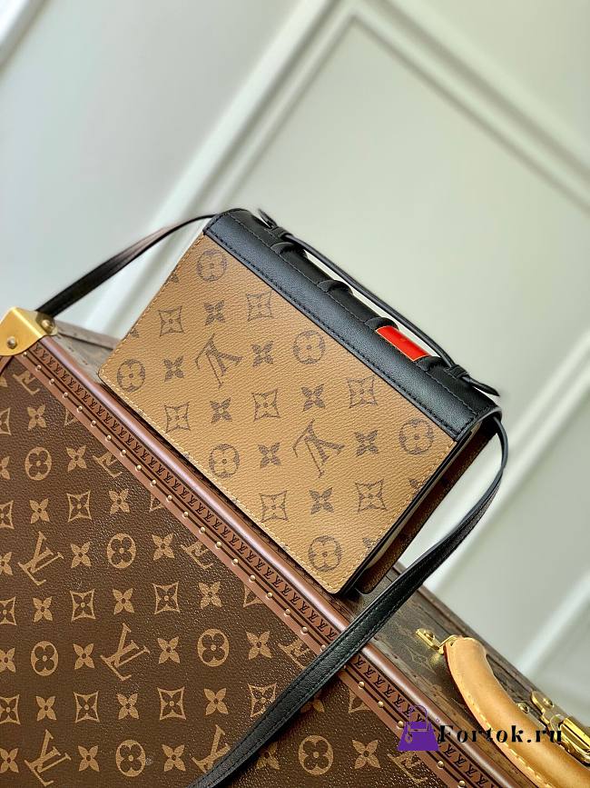 Louis Vuitton Book Chain Wallet M81830 20x14x4cm - 1